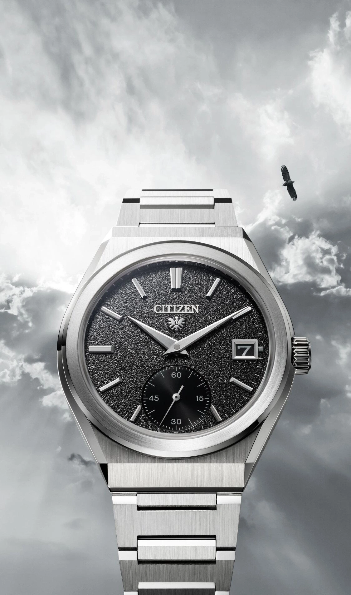 Citizen horloge met zwarte wijzerplaat, zilveren band en een adelaar in de lucht.