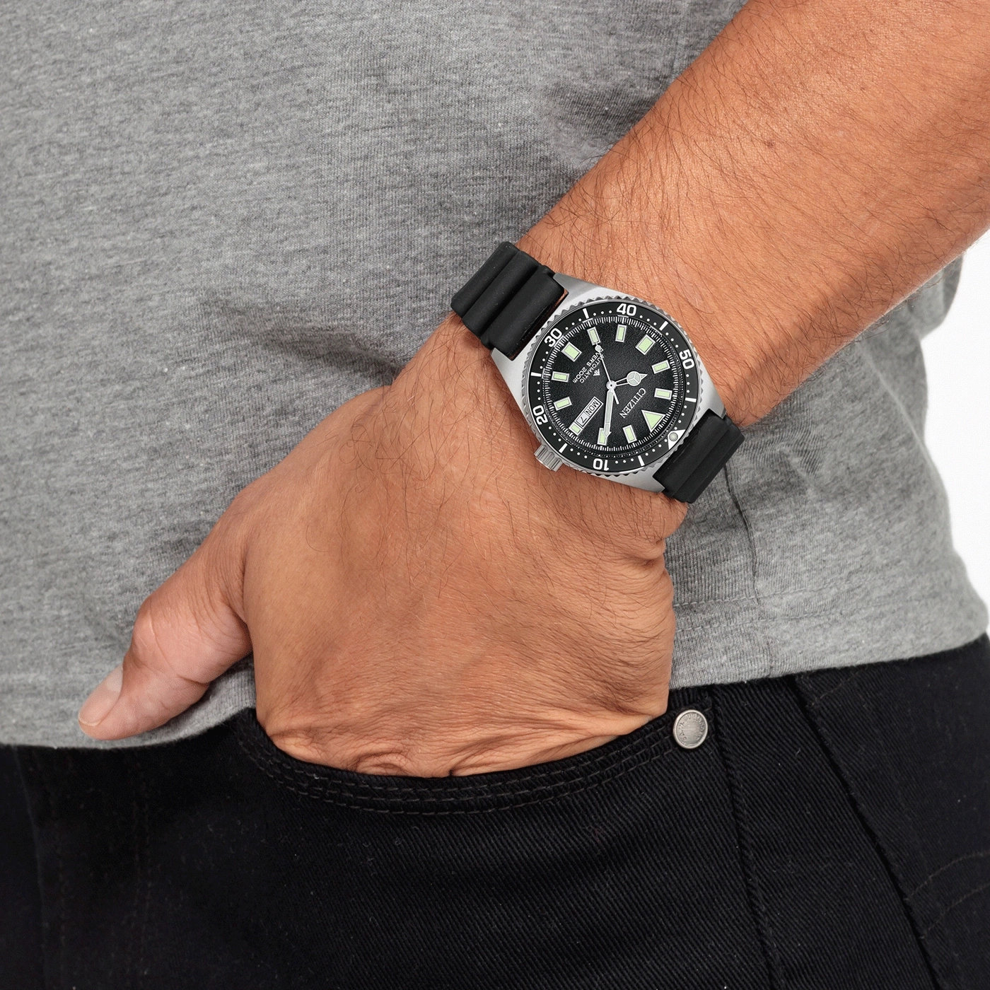 Man met Citizen horloge met zwarte band, hand in de zak.