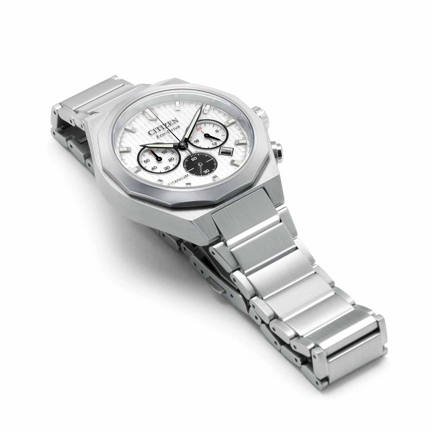 Citizen Eco-Drive titanium horloge met witte wijzerplaat en chronograaf functies.