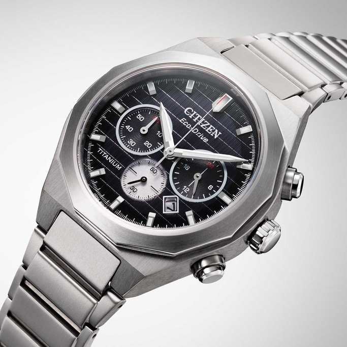 Citizen Eco-Drive horloge met titanium kast en zwarte wijzerplaat, chronograaf.