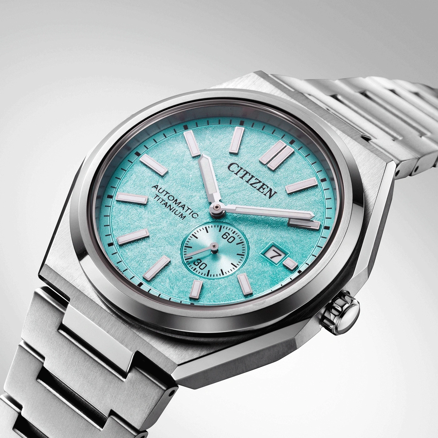 Citizen horloge met turquoise wijzerplaat en titanium armband, elegant design.