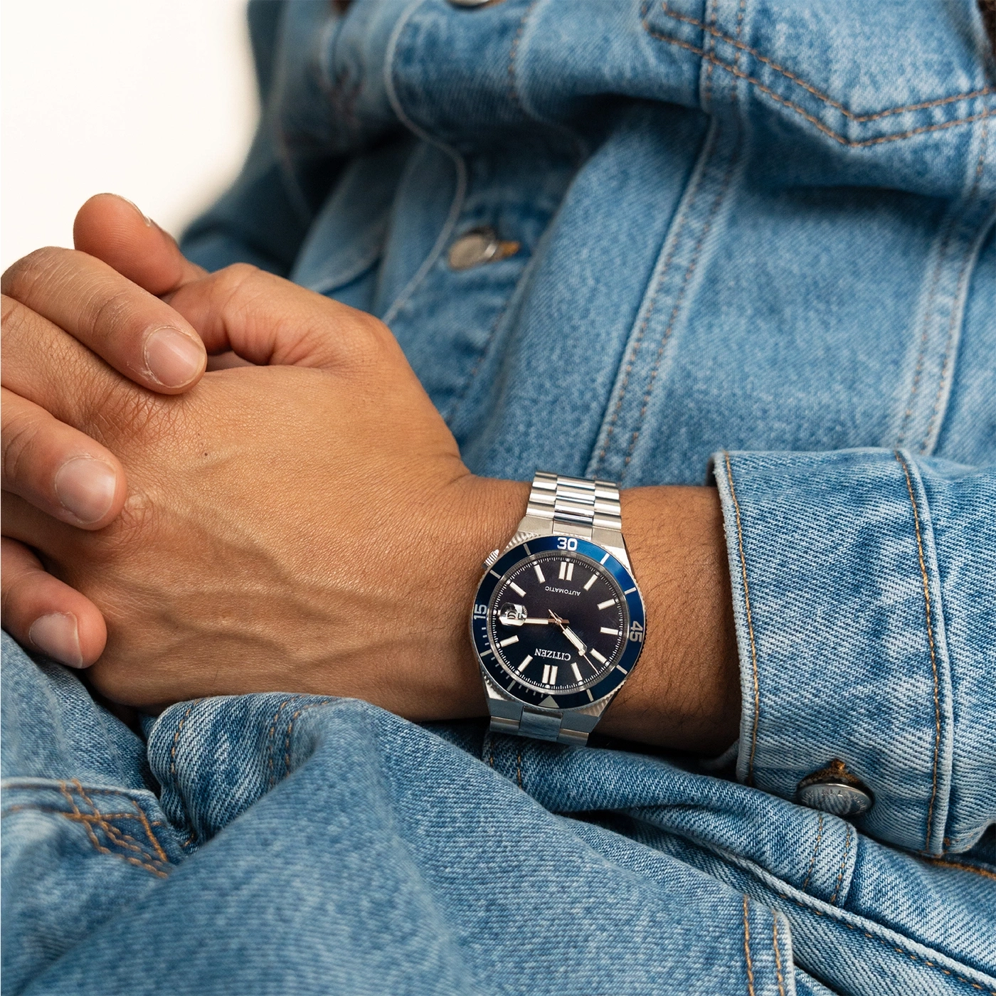 Man draagt een spijkerjack en een Citizen horloge