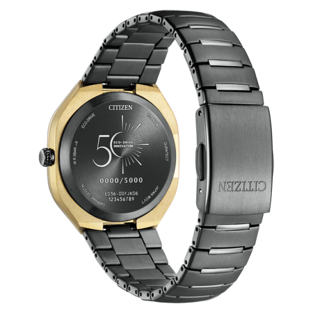 Achterkant van een Citizen Eco-Drive horloge met gouden lunette en titanium band.