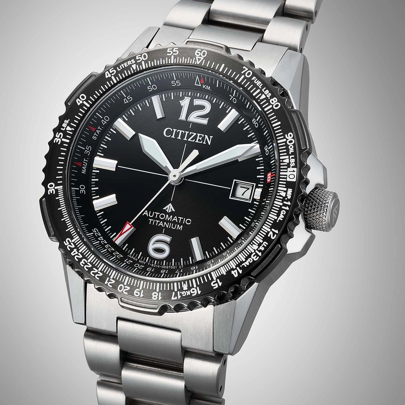 Een Citizen automatische titanium horloge met een zwarte wijzerplaat en metalen band.