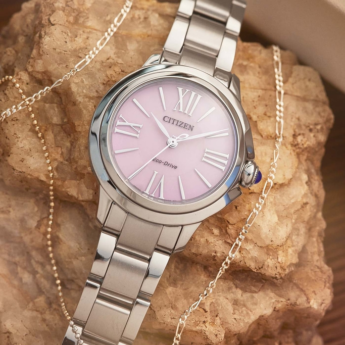 Citizen horloge met roze wijzerplaat en zilveren armband, met een ketting.