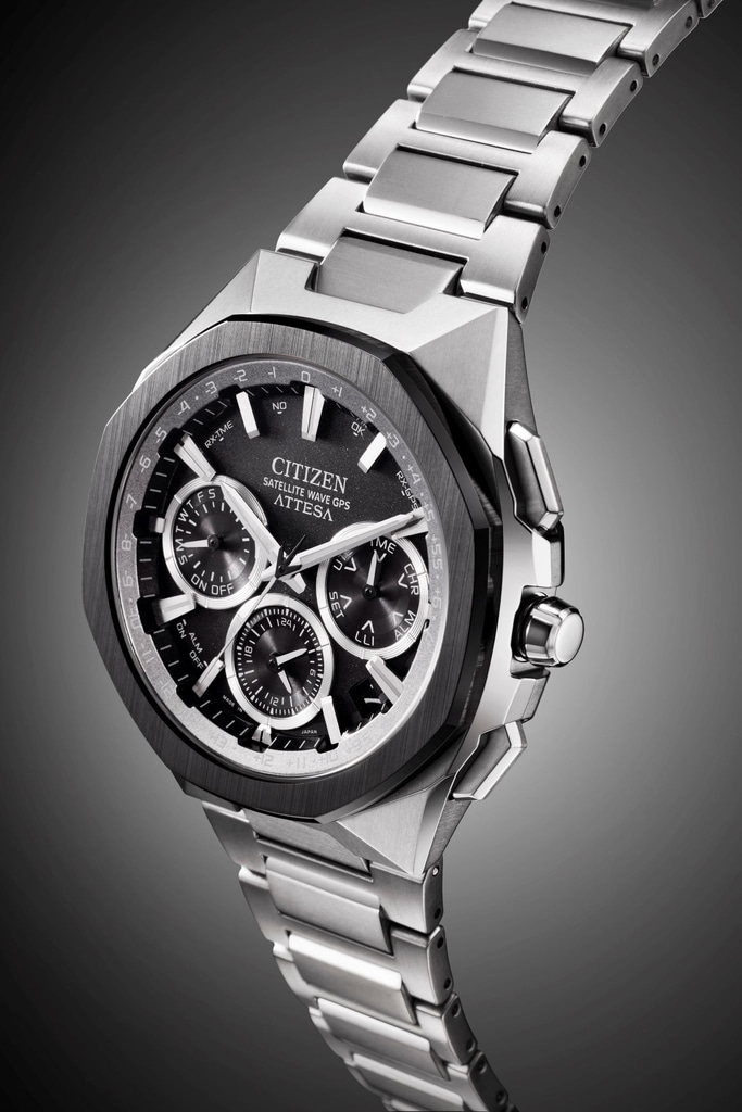 Close-up van een Citizen Attesa horloge met een zwarte wijzerplaat en zilveren band.