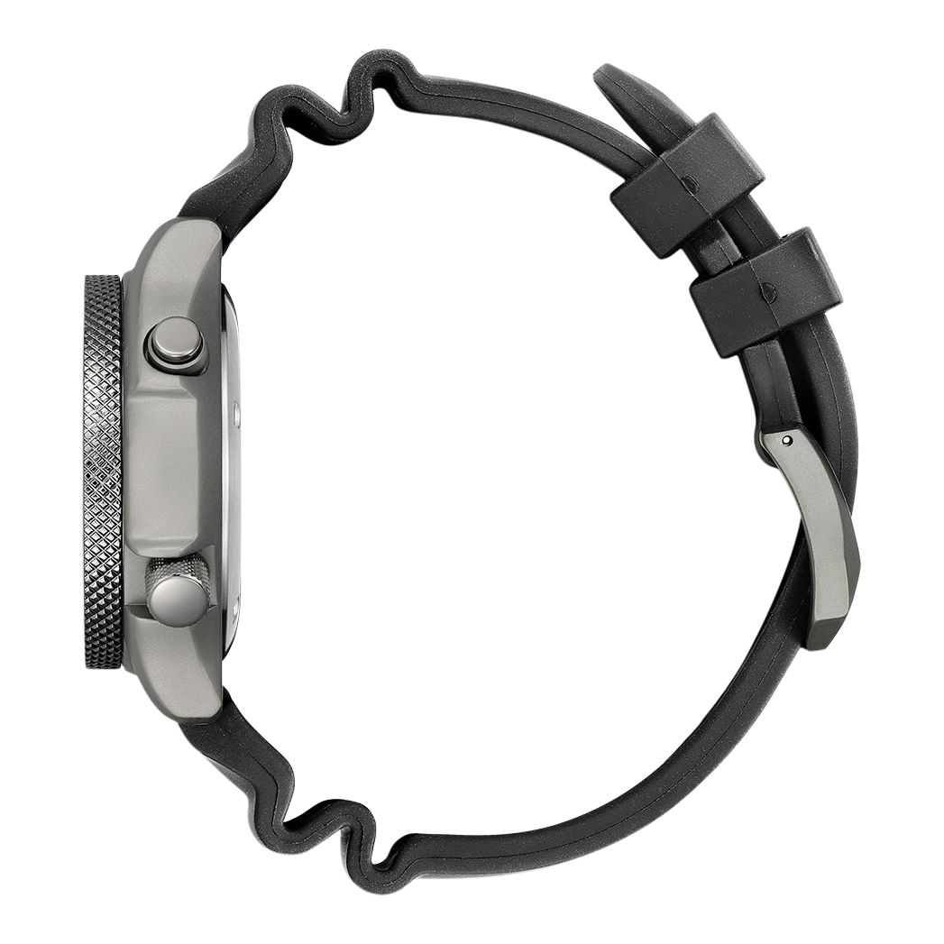 Zijaanzicht van een zwart horloge met een getextureerde bezel en zwarte band.