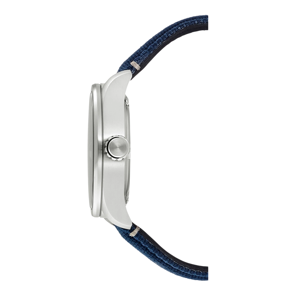 Zijaanzicht van een zilveren horloge met een blauwe stoffen band.