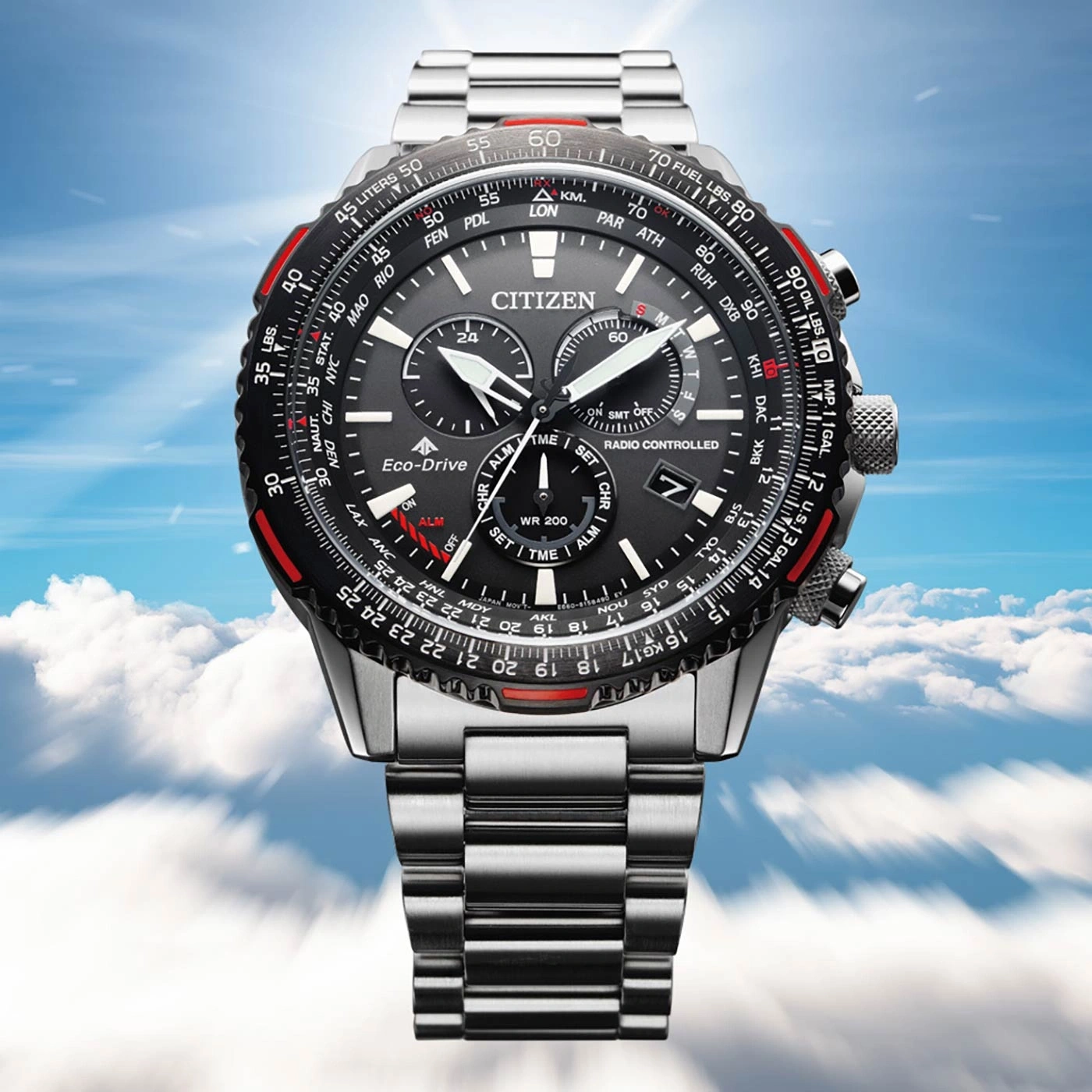 Citizen horloge met zwarte wijzerplaat, zilveren band en lucht achtergrond.