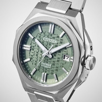 Close-up van een groene Citizen Series 8 automatische horloge met geweven wijzerplaat.