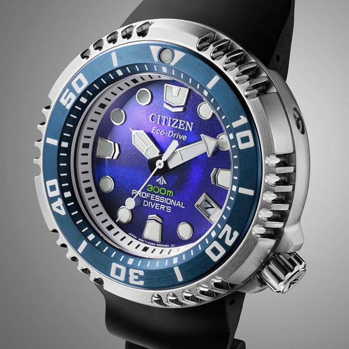 Citizen Eco-Drive horloge met blauwe wijzerplaat en bezel, zwarte band en zilveren kast.