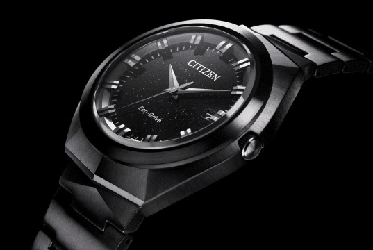 Citizen horloge met zwarte wijzerplaat en metalen band, Eco-Drive technologie.