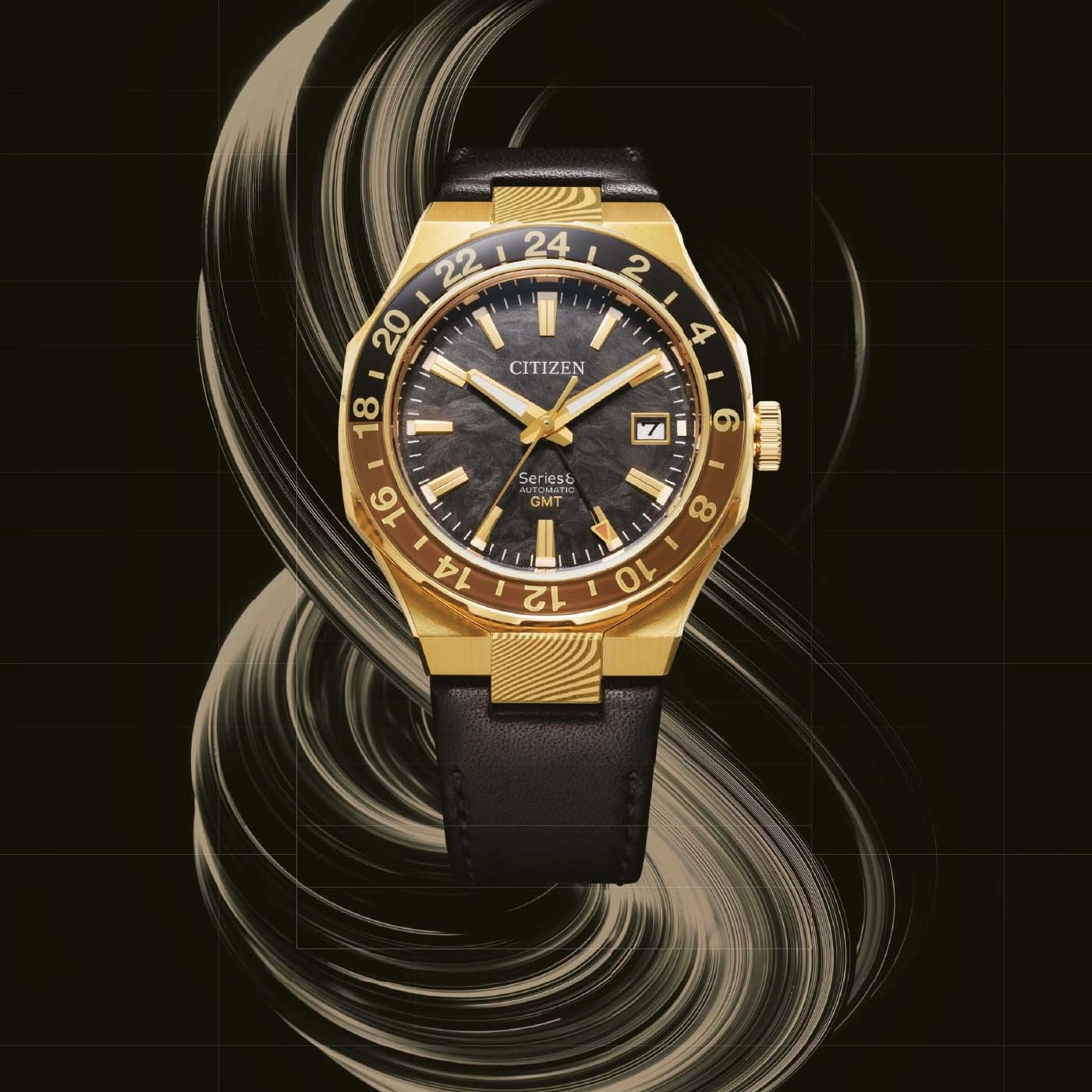 Een gouden Citizen automatische GMT-horloge met zwarte wijzerplaat en leren band.