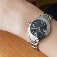 Citizen horloge om de pols, zwarte wijzerplaat, zilveren band, Romeinse cijfers, Eco-Drive, close-up