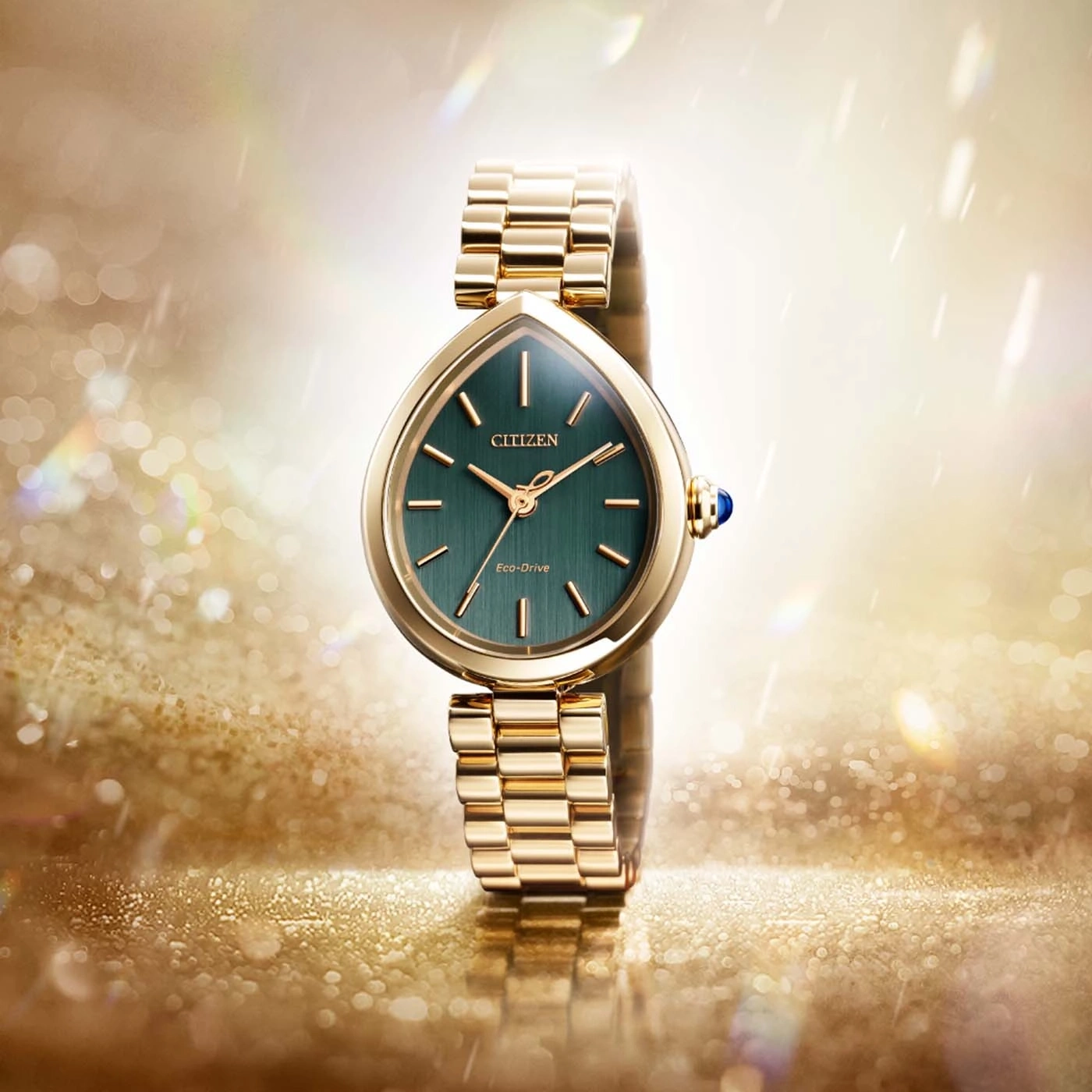 Een gouden Citizen Eco-Drive horloge met een groen wijzerplaat.