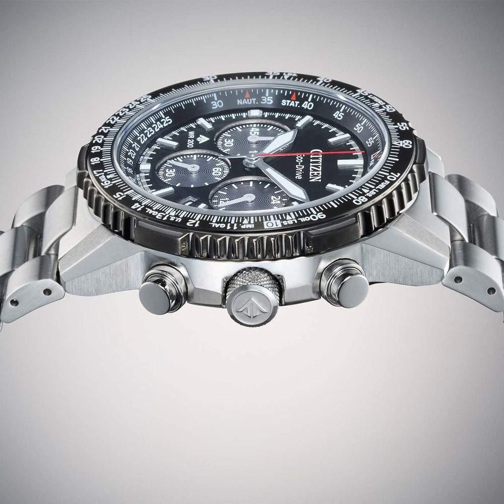 Close-up van een Citizen Eco-Drive horloge met zwarte wijzerplaat en metalen band.