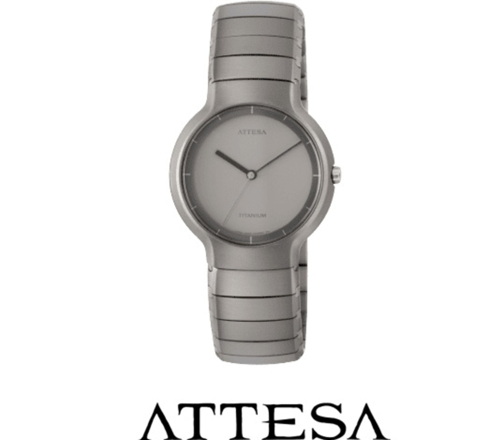 Een zilveren Attesa horloge met een titanium wijzerplaat en band.