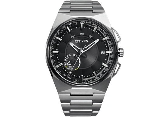 Citizen horloge met zwarte wijzerplaat, zilveren band en wereldtijdfuncties.
