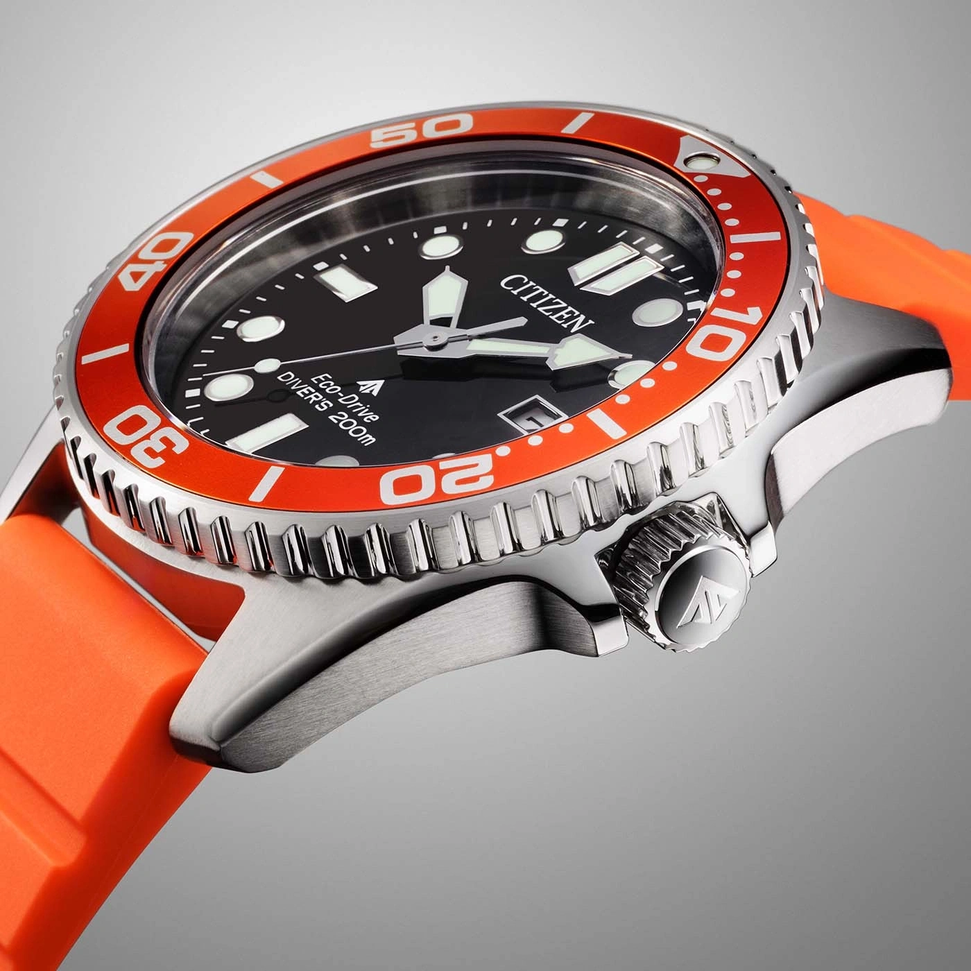 Close-up van een Citizen Eco-Drive duikhorloge met oranje lunette en band.