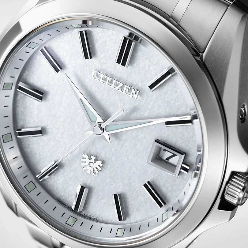 Close-up van een Citizen horloge met een zilveren wijzerplaat en wijzers.