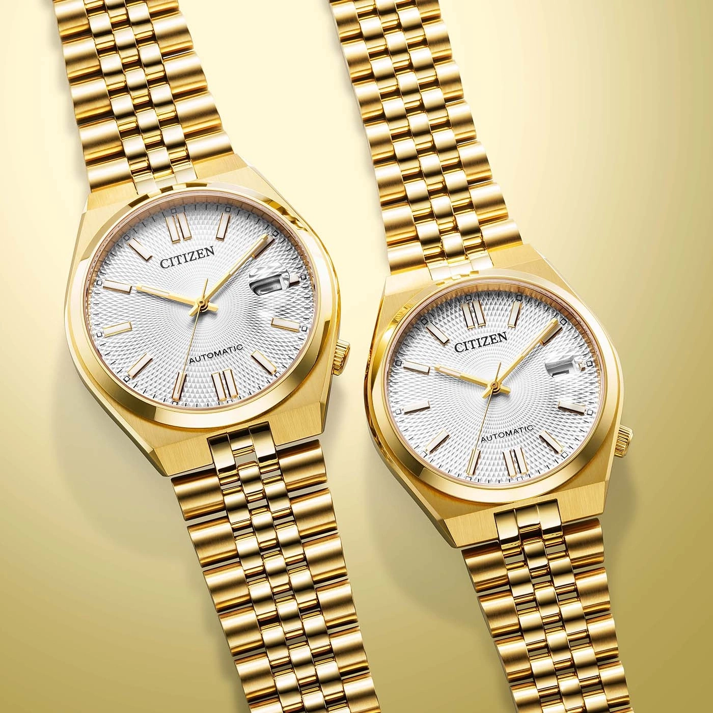 Twee gouden Citizen automatische horloges met witte wijzerplaten op een gouden achtergrond.