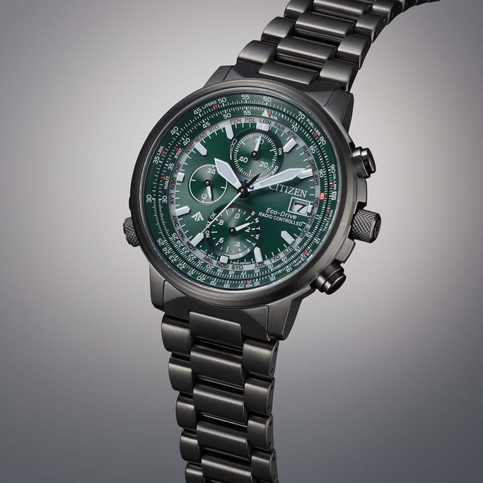 Citizen horloge met groene wijzerplaat en metalen band, schuine opname, close-up.