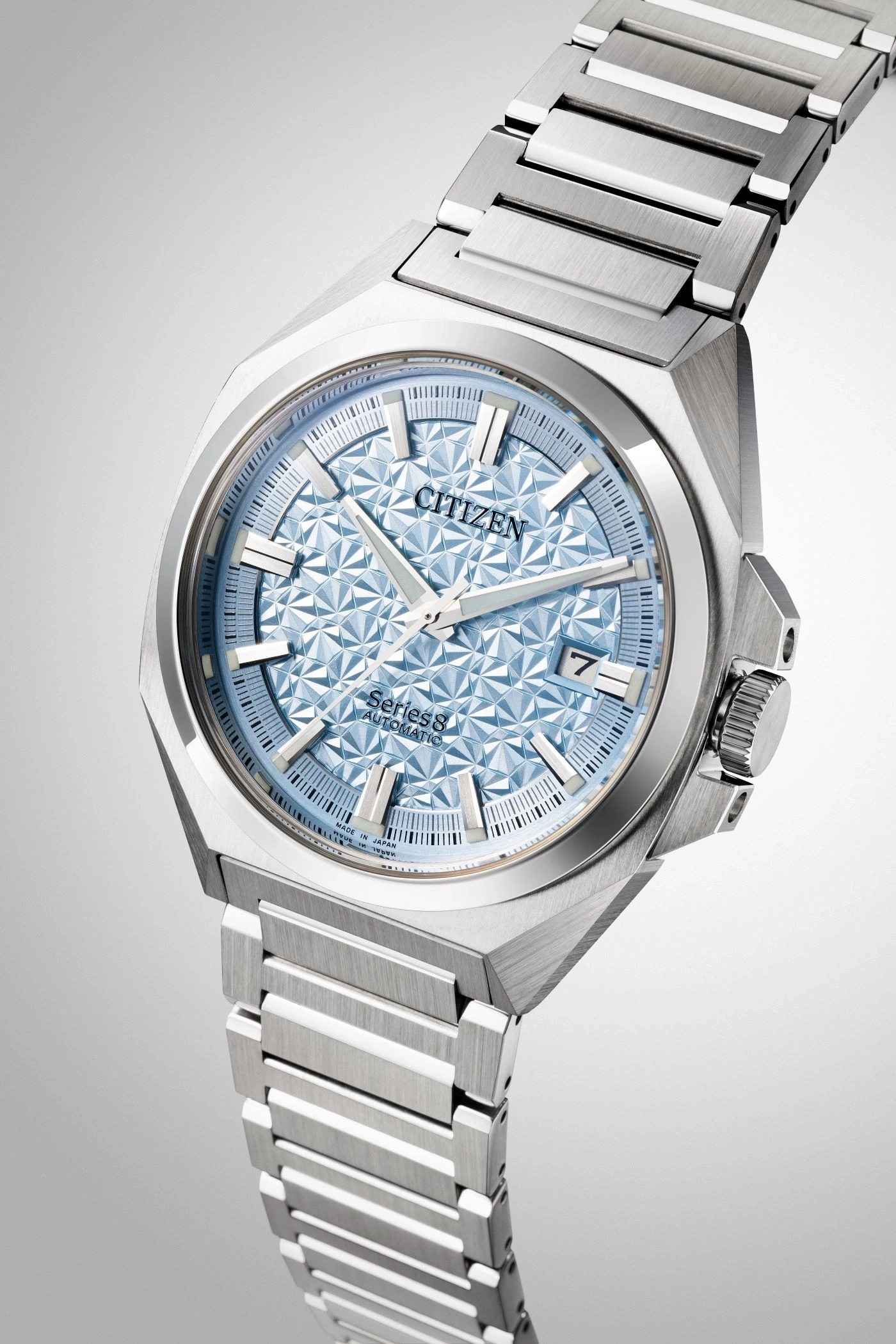 Citizen Series 8 horloge met een blauw patroon op de wijzerplaat en zilveren band.