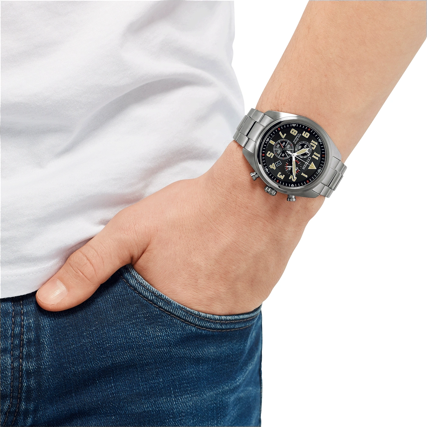 Man met zilveren horloge, wit shirt en blauwe jeans.