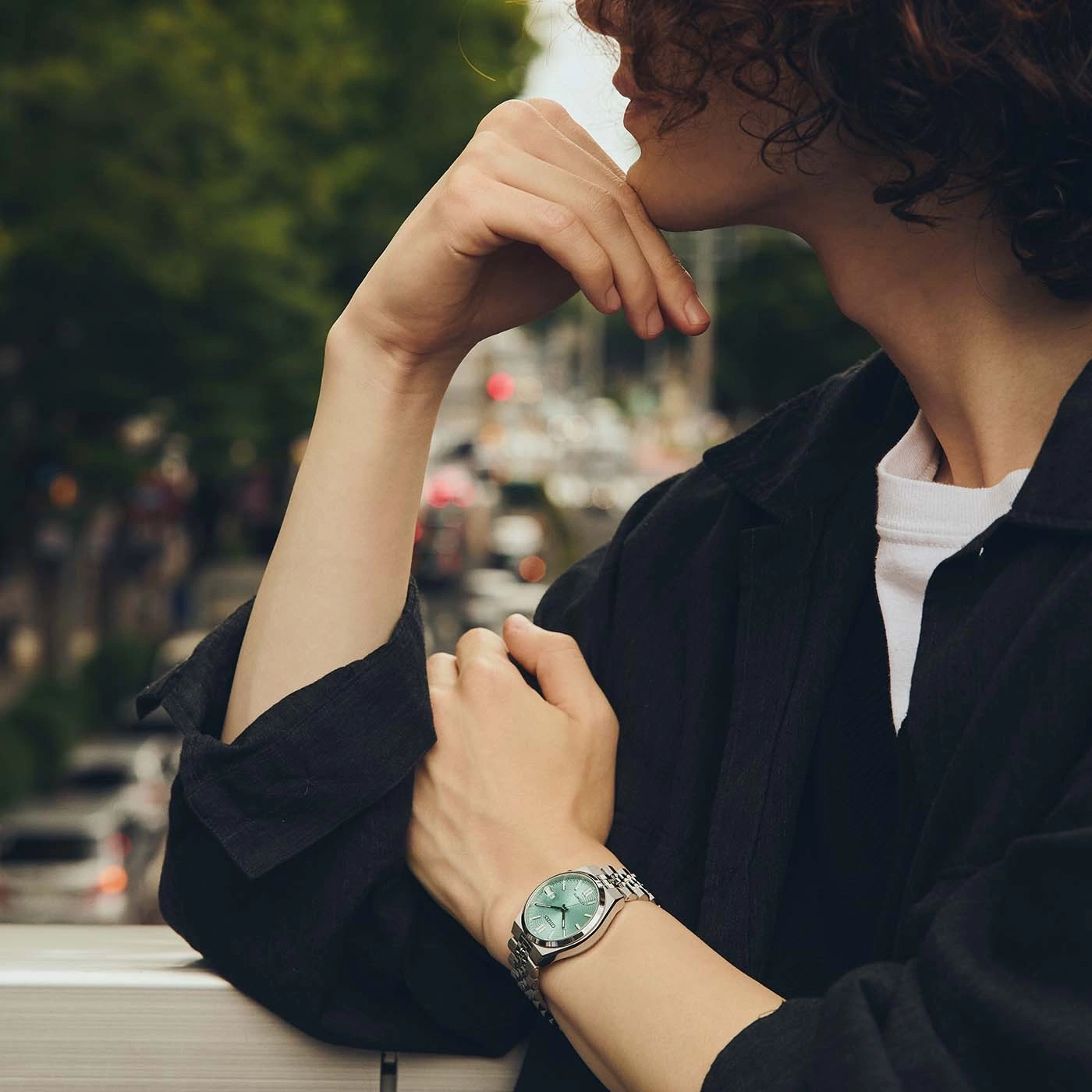 Man met horloge, peinzend.
