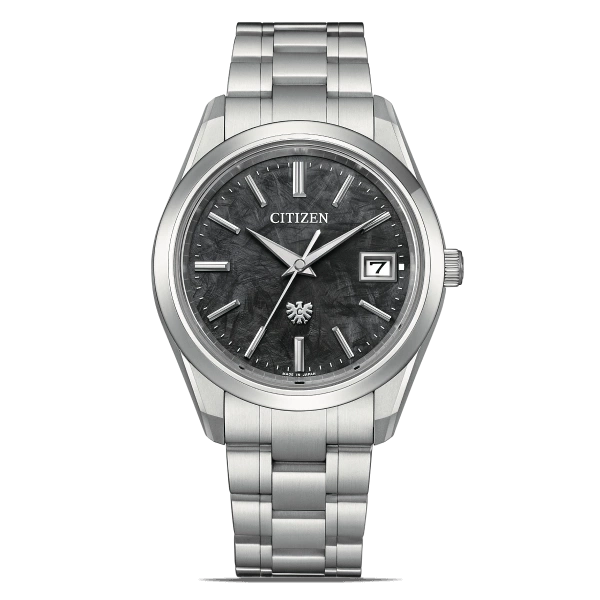 Citizen horloge met een donkere textuur wijzerplaat en zilveren armband.