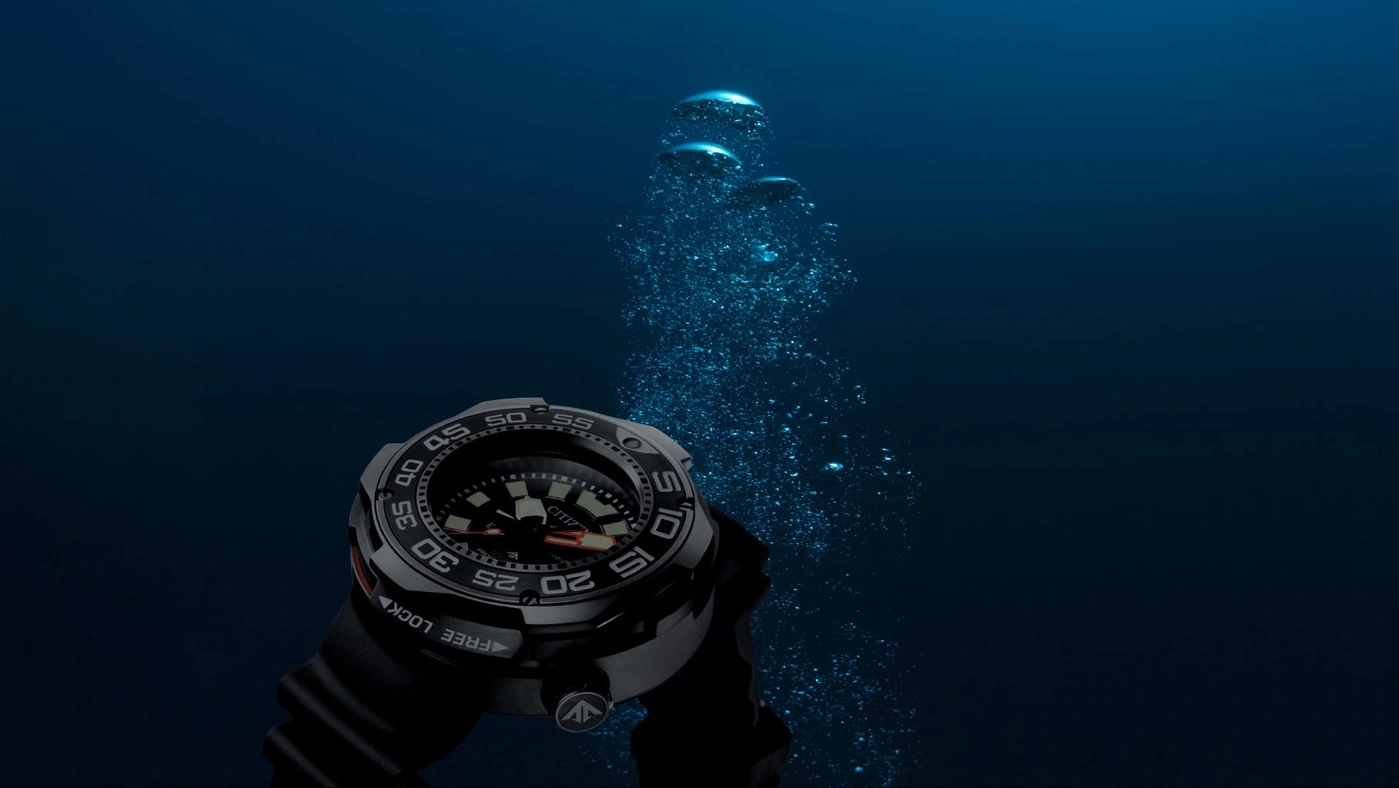 Duikhorloge onder water met bellen, toont tijd en diepte, donkerblauwe achtergrond.