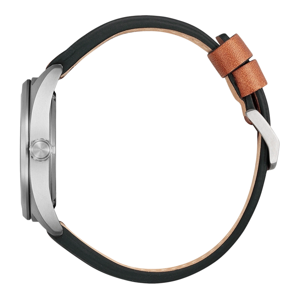 Zijaanzicht van een zilveren horloge met een zwarte leren band en bruine accenten.