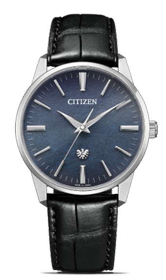 Citizen horloge met een blauwe wijzerplaat en zwarte leren band.