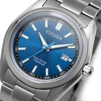 Close-up van een Citizen Eco-Drive Titanium horloge met blauwe wijzerplaat en zilveren band.