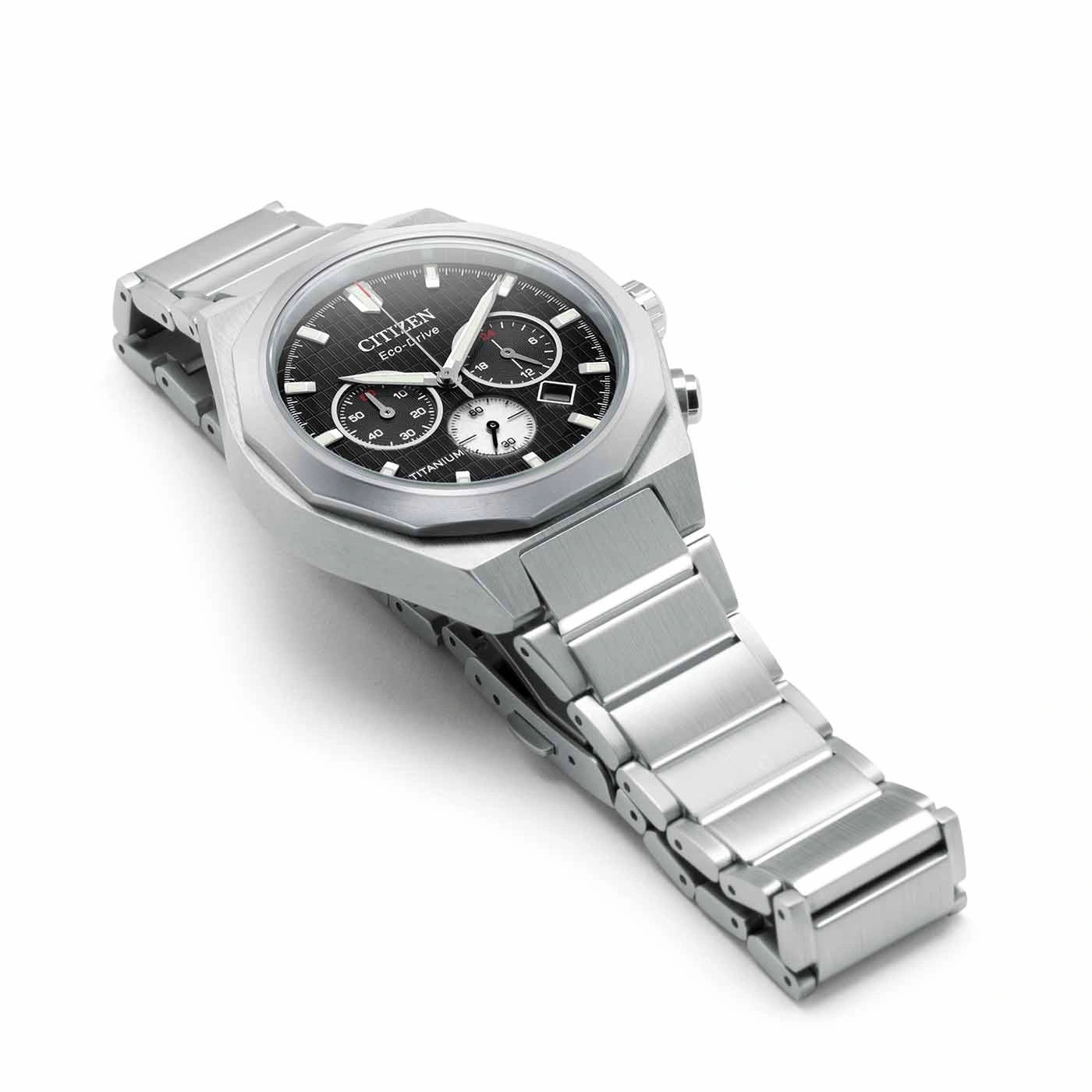 Citizen Eco-Drive titanium horloge met zwarte wijzerplaat en zilveren armband.