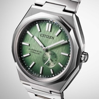 Citizen horloge met groene wijzerplaat en titanium band, automatisch uurwerk.