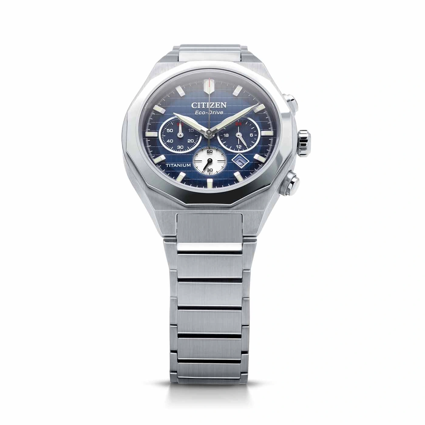 Citizen Eco-Drive titanium horloge met blauwe wijzerplaat en chronograaf functies.