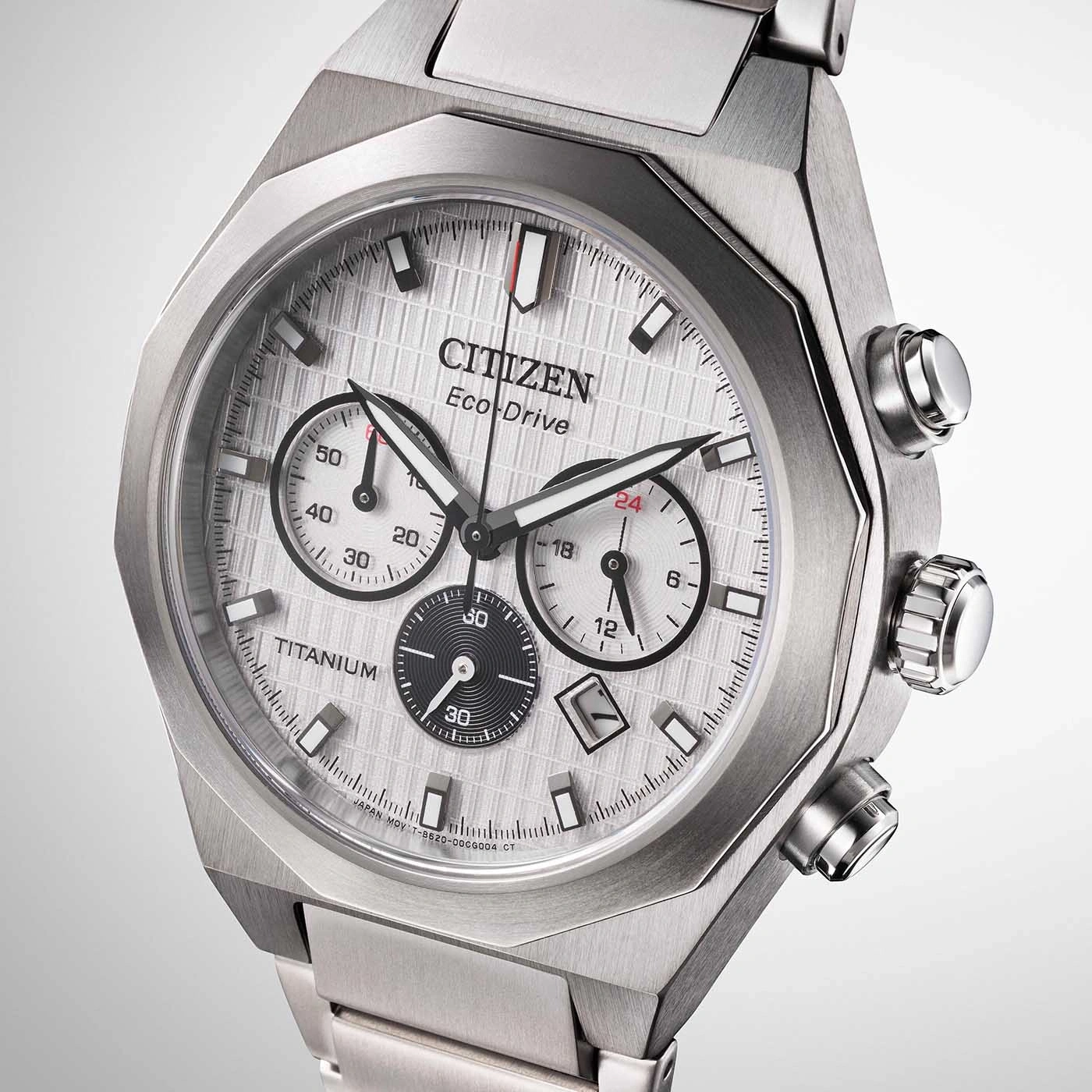Citizen horloge met titanium kast, Eco-Drive, chronograaf, zilveren wijzerplaat en datumweergave.