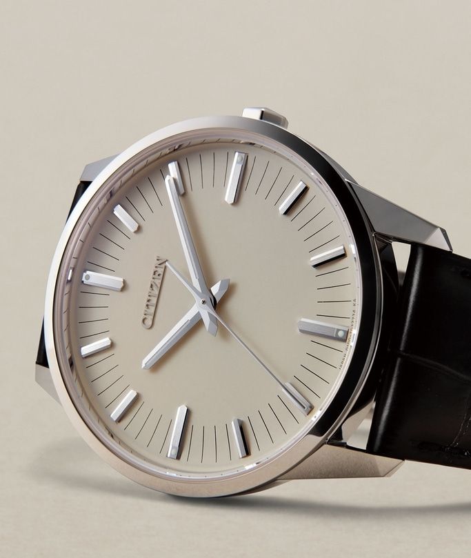 Close-up van een Citizen horloge met een zilveren kast en zwarte band.