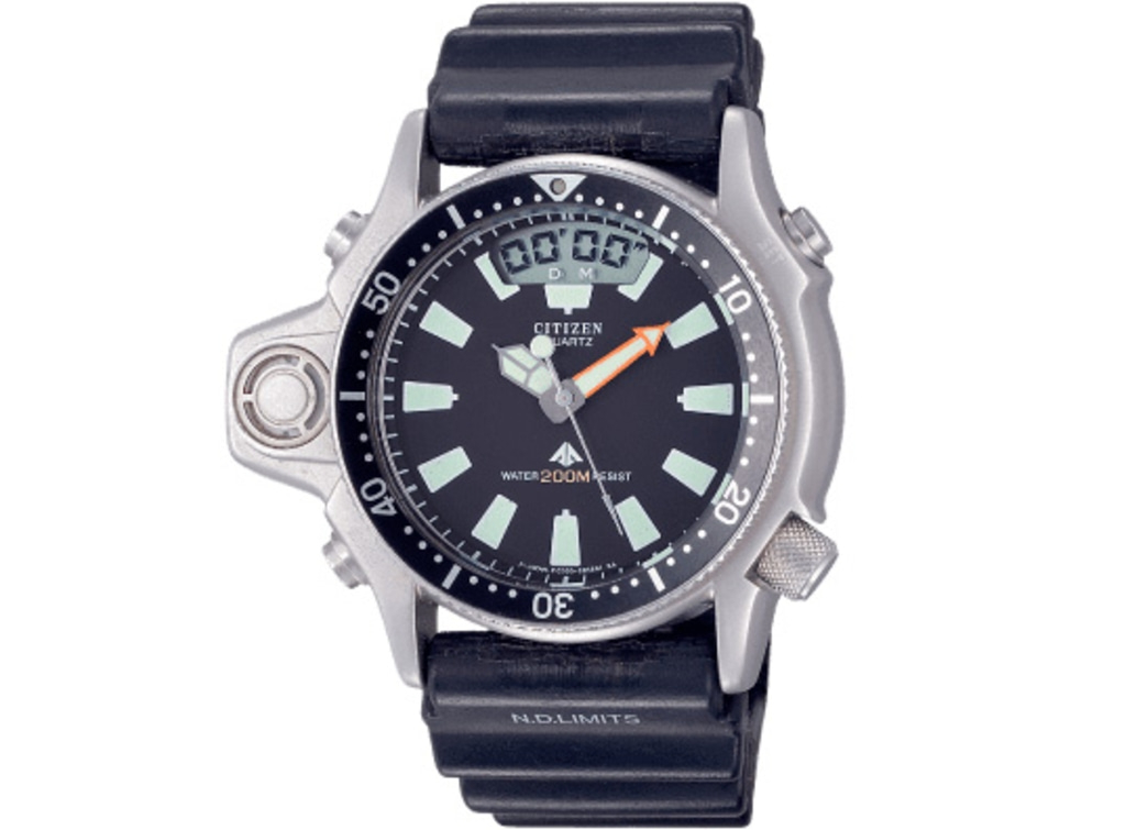 Citizen quartz horloge met zwarte wijzerplaat en rubberen band, waterdicht tot 200m