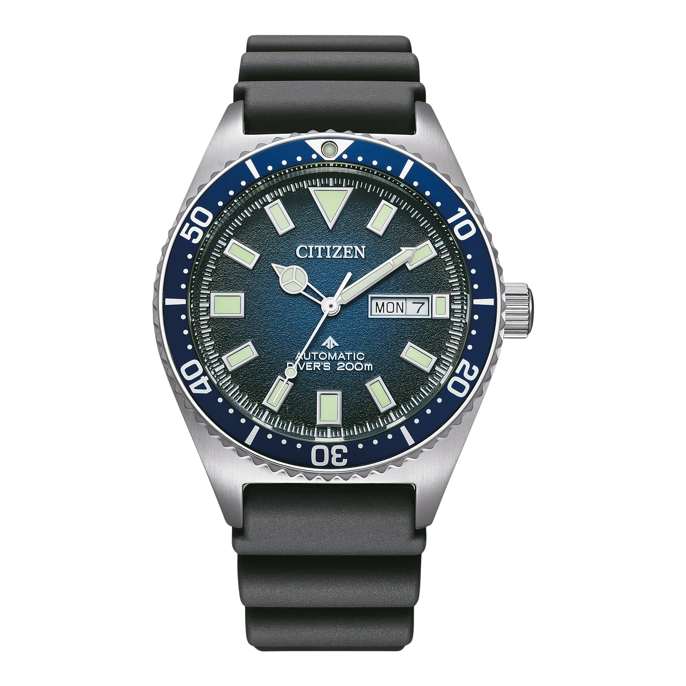 Citizen horloge met blauwe bezel en zwarte band, met dag- en datumweergave.