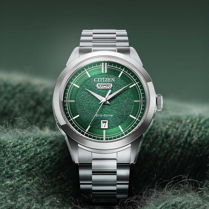 Close-up van een groene Citizen Eco-Drive horloge met metalen band.