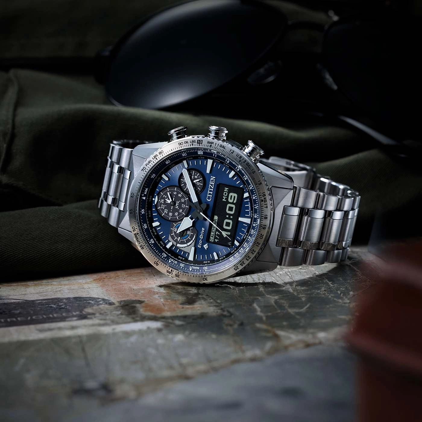 Close-up van een Citizen horloge met een blauwe wijzerplaat en metalen band.
