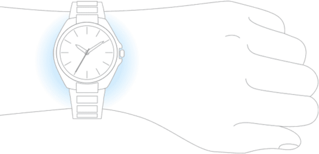 Een pols met een horloge, de hand is in een vuist gebald.