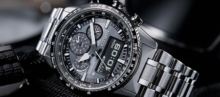 Close-up van een Citizen horloge met een gedetailleerde wijzerplaat en metalen band, die de tijd toont.