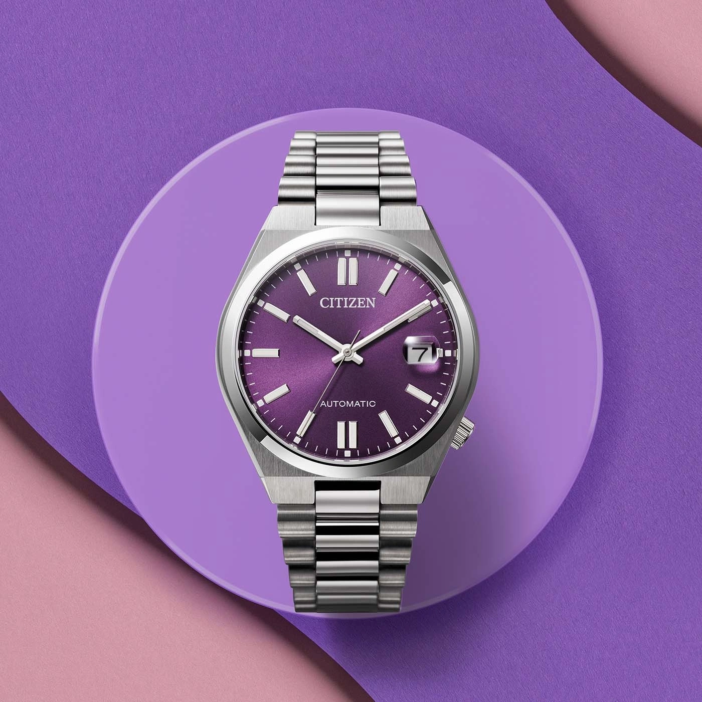 Citizen horloge met paarse wijzerplaat en zilveren band op paarse achtergrond