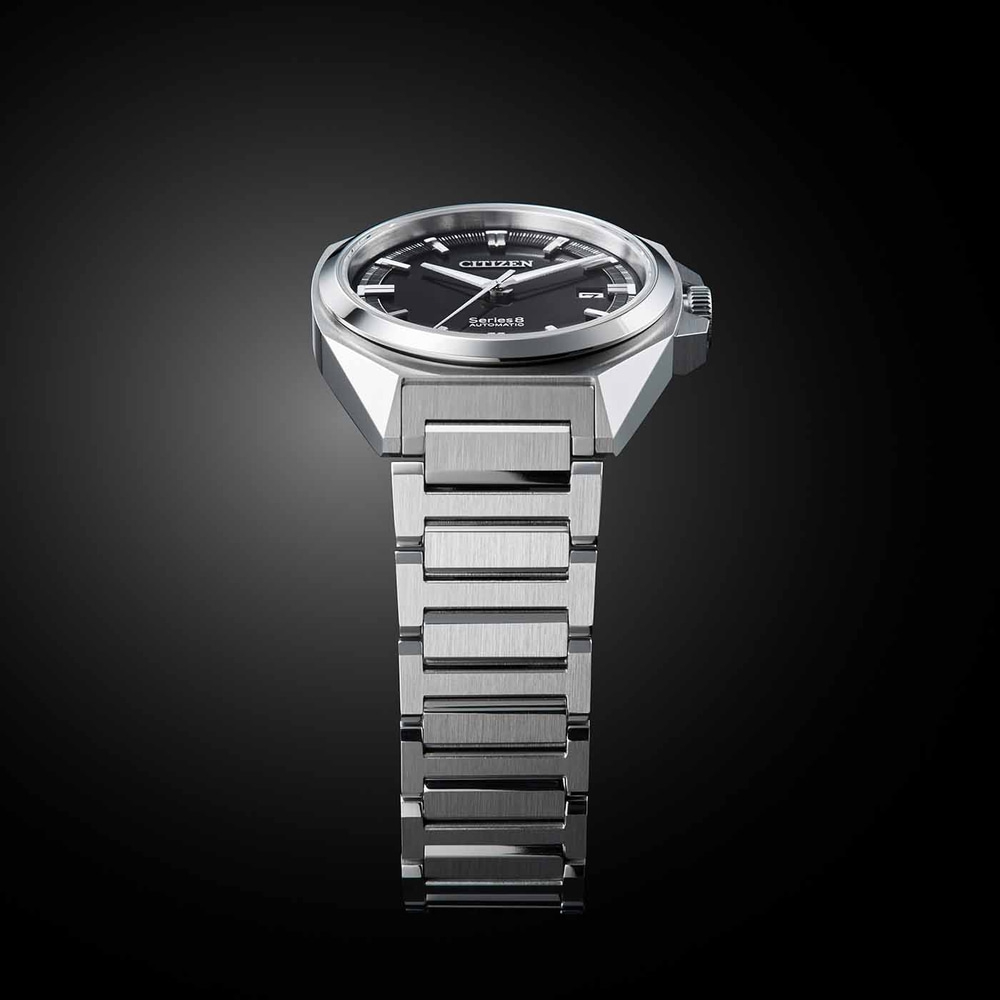 Citizen Series 8 automatisch horloge met zwarte wijzerplaat en zilveren armband.
