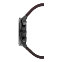 Zijaanzicht van een zwart horloge met een bruine leren band en knoppen.