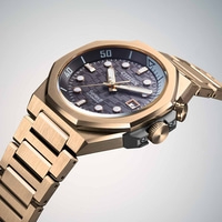 Close-up van een gouden Citizen Series 8 automatisch horloge met een getextureerde wijzerplaat.
