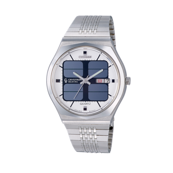 Een Citizen Crystron zonnecel horloge met digitale display en metalen band.